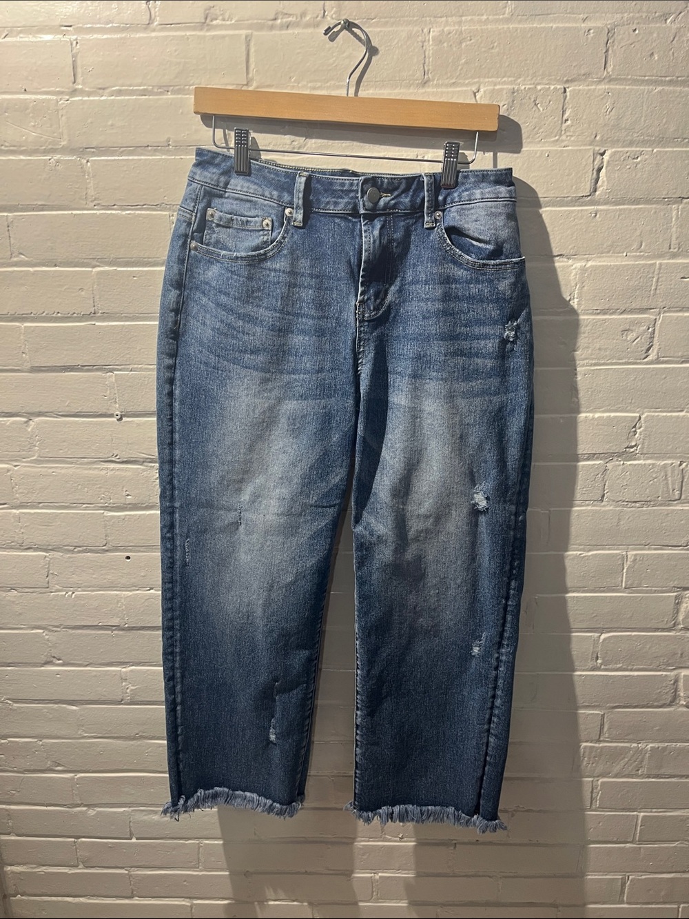Women's Frayed Hem Cropped Blue Jeans